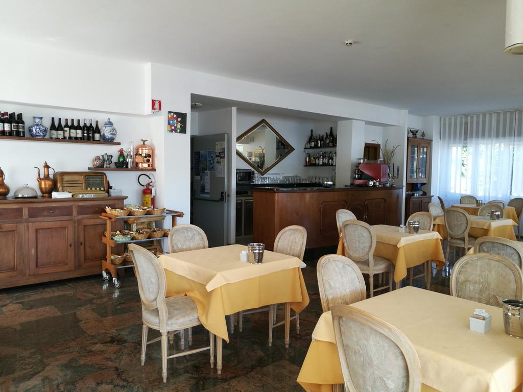 Hotel Capri Lesa Bagian luar foto