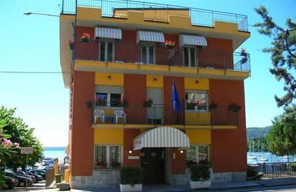 Hotel Capri Lesa Bagian luar foto