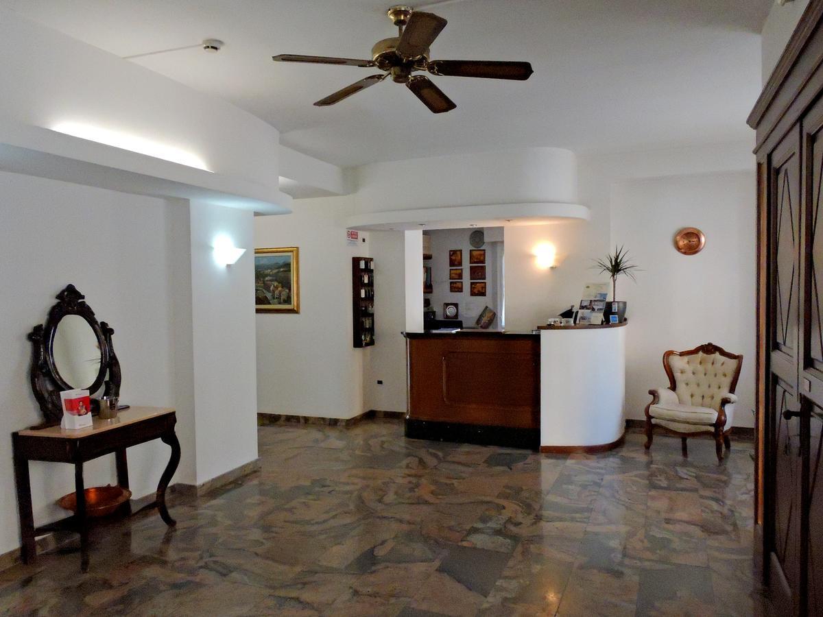Hotel Capri Lesa Bagian luar foto