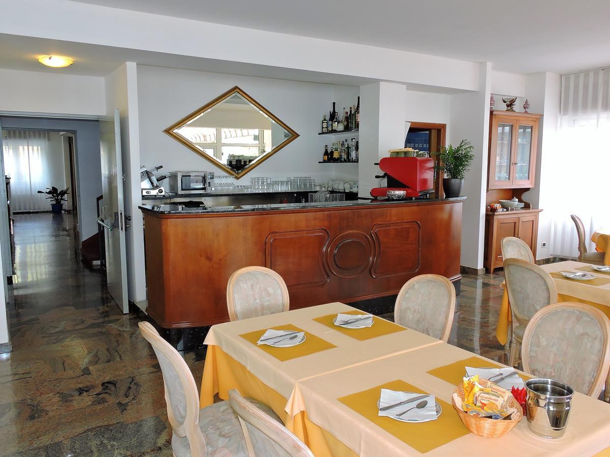 Hotel Capri Lesa Bagian luar foto