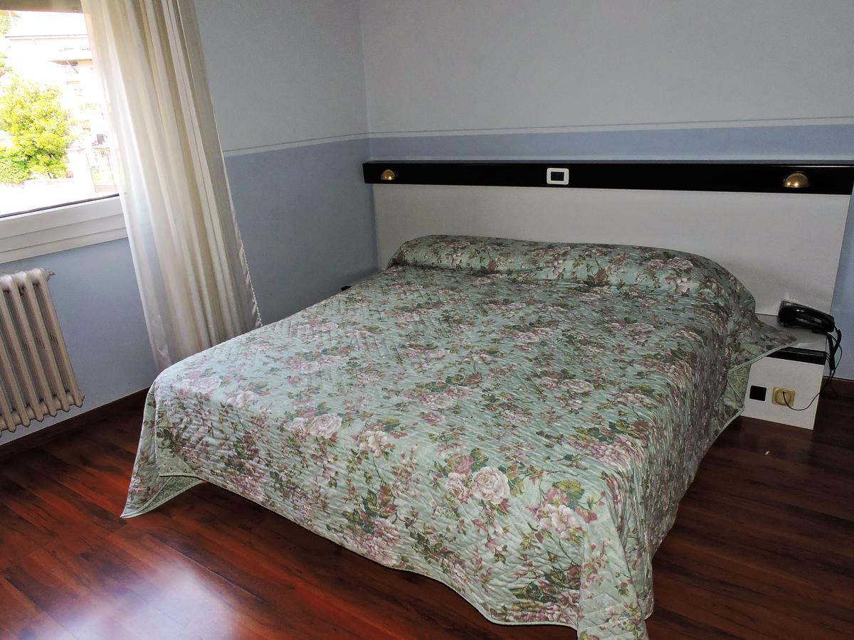 Hotel Capri Lesa Bagian luar foto