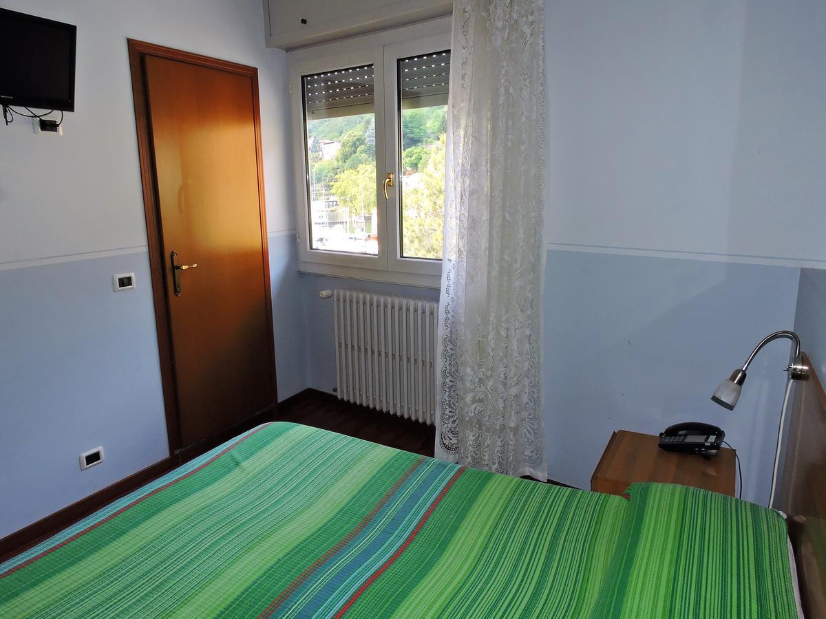 Hotel Capri Lesa Bagian luar foto