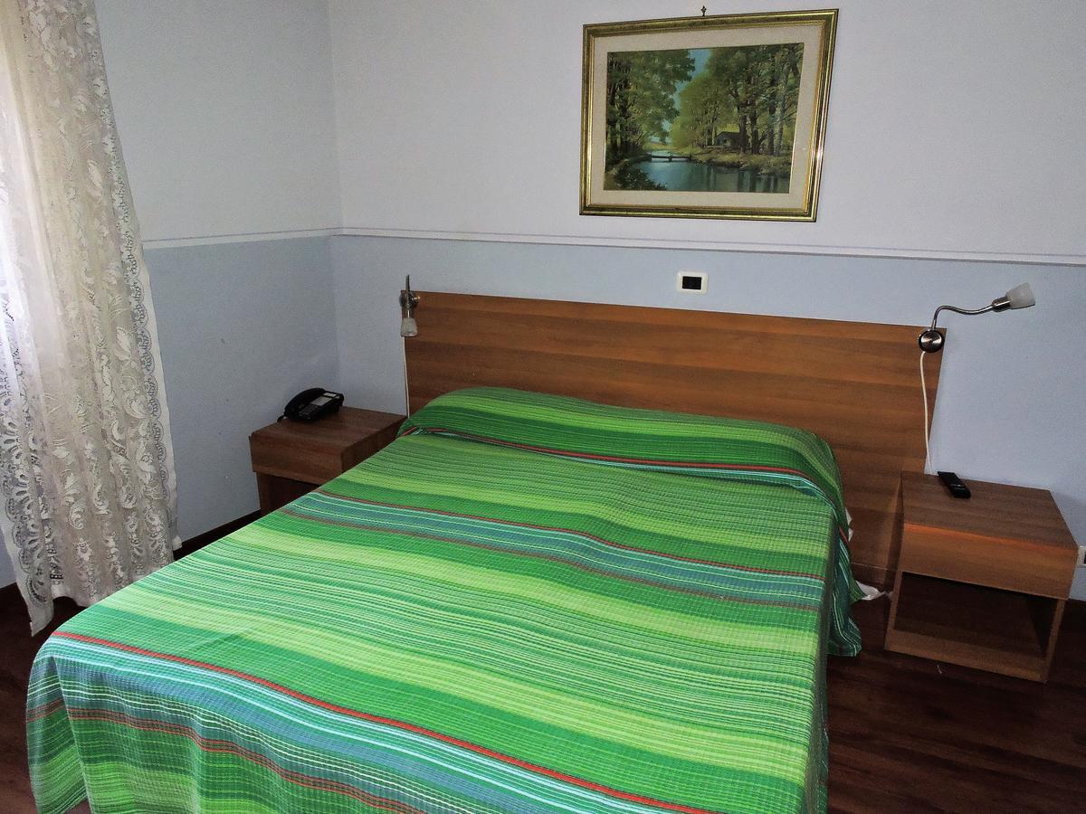 Hotel Capri Lesa Bagian luar foto