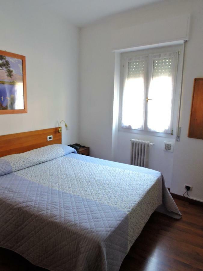 Hotel Capri Lesa Bagian luar foto