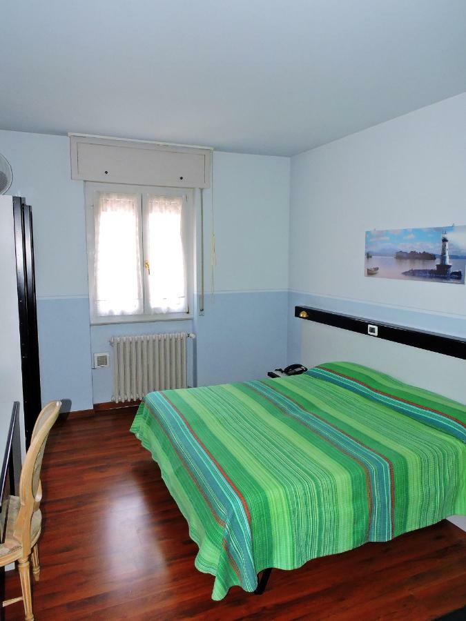 Hotel Capri Lesa Bagian luar foto